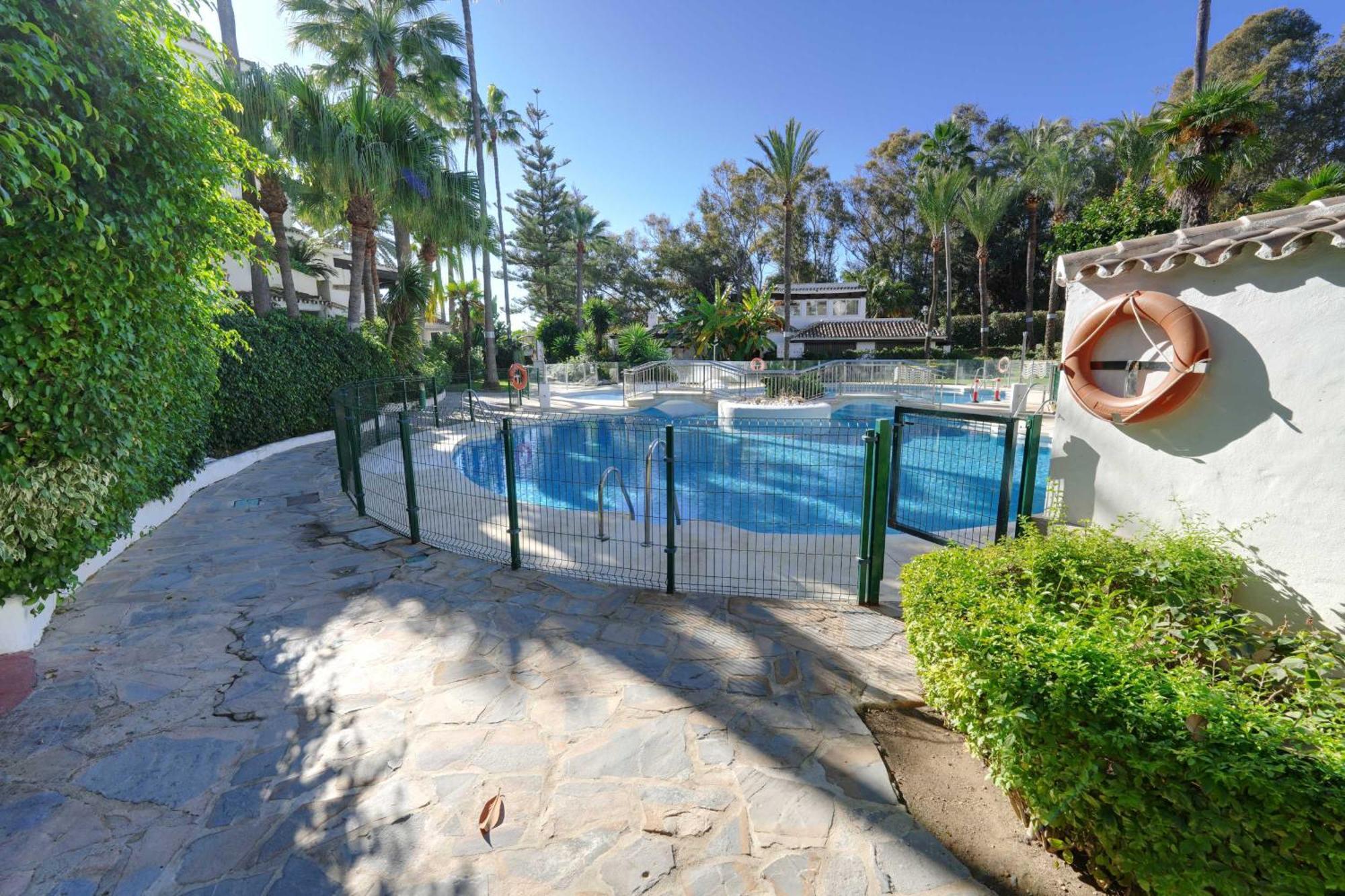 1104 First Line Beach Apartment Golden Beach Pool マルベーリャ エクステリア 写真