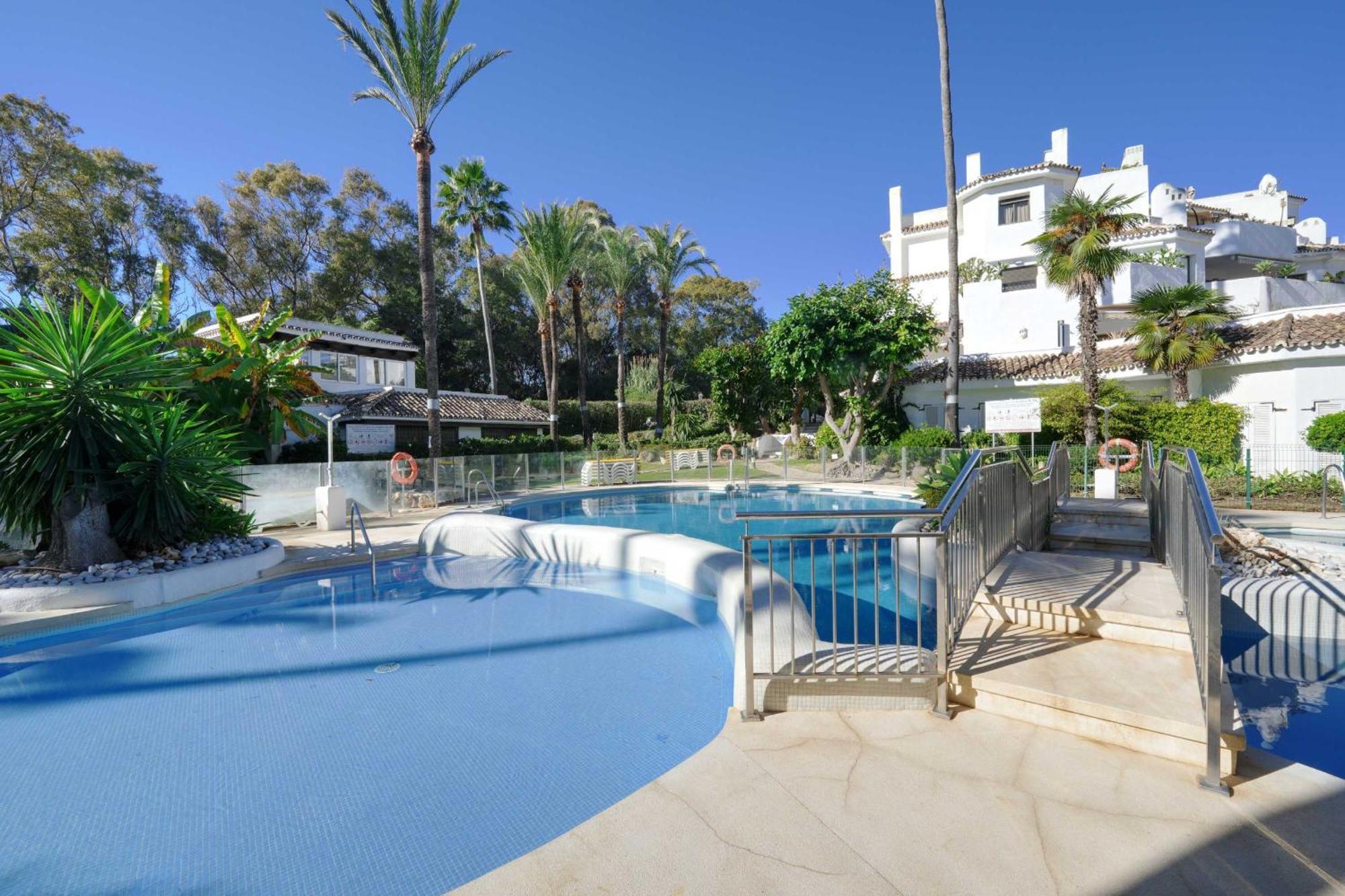 1104 First Line Beach Apartment Golden Beach Pool マルベーリャ エクステリア 写真